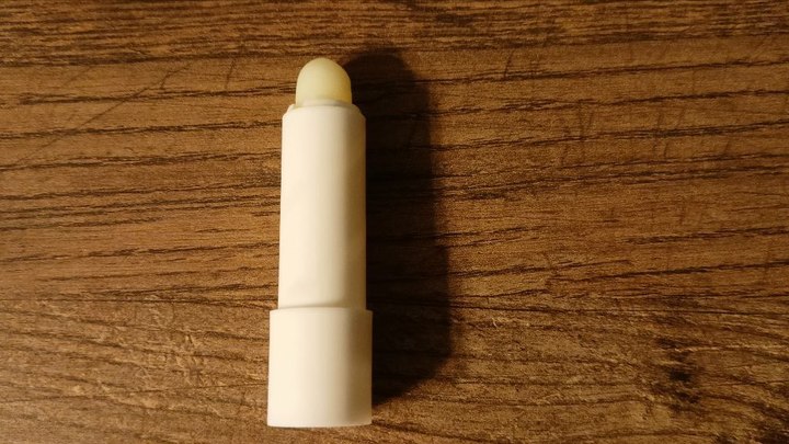 Бальзамы для губ вредные? Врач-дерматолог прояснила ситуацию