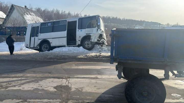 Два человека пострадали в ДТП с автобусом и трактором в Новосибирской области