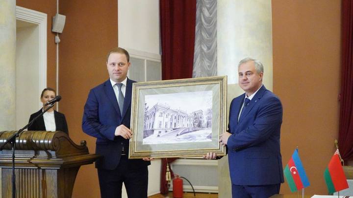 Из Анапы в город-побратим Гомель передали картину, написанную вином