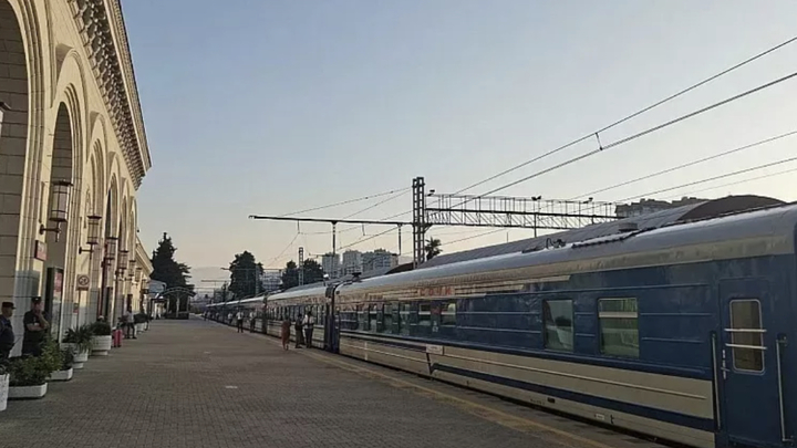 В составе туристического поезда Сочи до 23 октября будет курсировать обзорный вагон в ретростиле