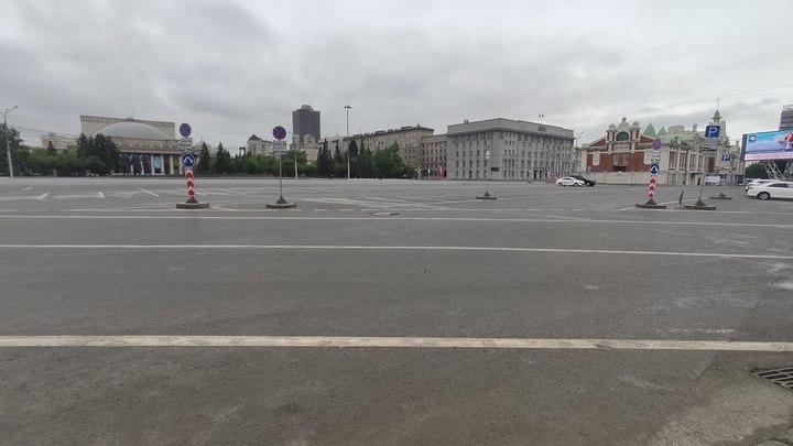 В центре Новосибирска увидели машину со спутниковой тарелкой и чёрными номерами