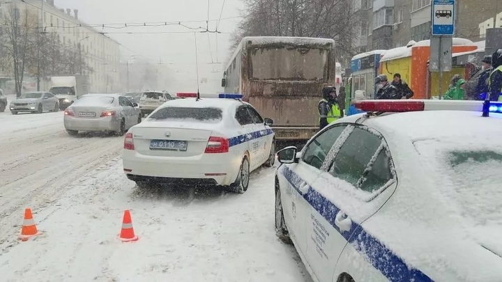 В Новосибирске мужчина погиб под колёсами автобуса