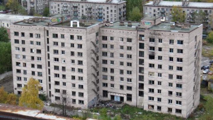 Затрещала по швам: в пятиэтажке Петербурга поползли трещины, чиновники угрозы не увидели