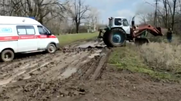 В Ростовской области отремонтируют дорогу, где застряла скорая на пути к умирающему. Но - через год