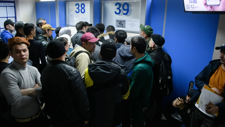 Мигранты взяли в осаду: как Волгоград остался без миграционного центра, который заблокировали приезжие