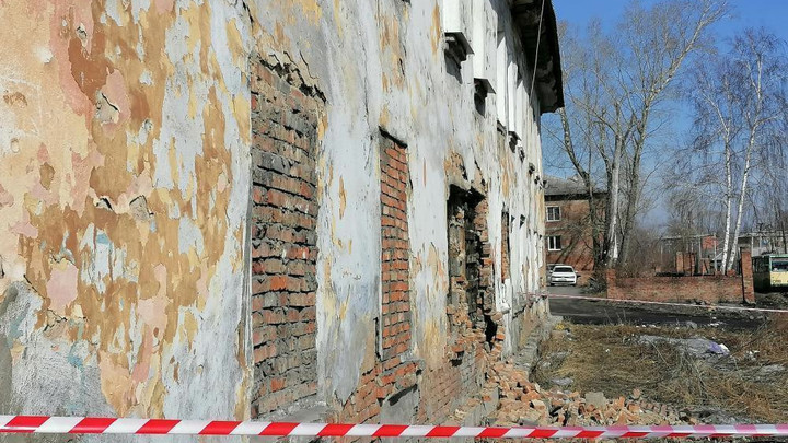 Следственный комитет Кузбасса возбудил уголовное дело после обрушения стены жилого дома