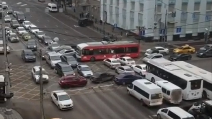 Транспортный коллапс в центре Ростова-на-Дону: на Большой Садовой не работают светофоры