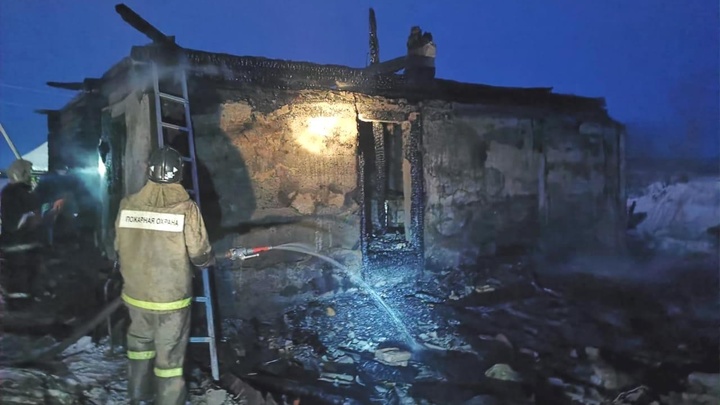Трое мужчин погибли при пожаре в Новосибирской области