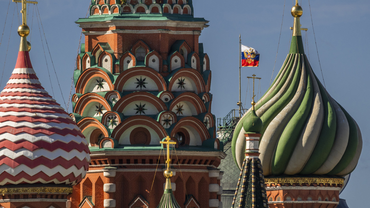 Скверна недели: Увольнение за русский флаг и мистицизм Кремля
