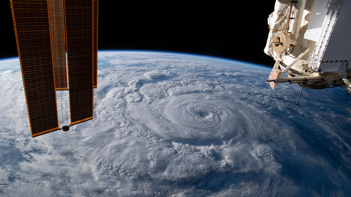 Течь на МКС залепили скотчем: Космонавты отчитались о результатах