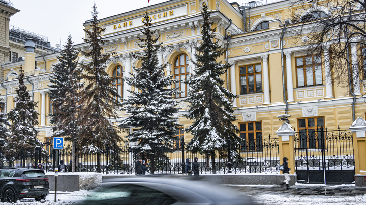 Девальвация - из этой серии: Хазин объяснил, чьи приказы выполняет ЦБ на самом деле