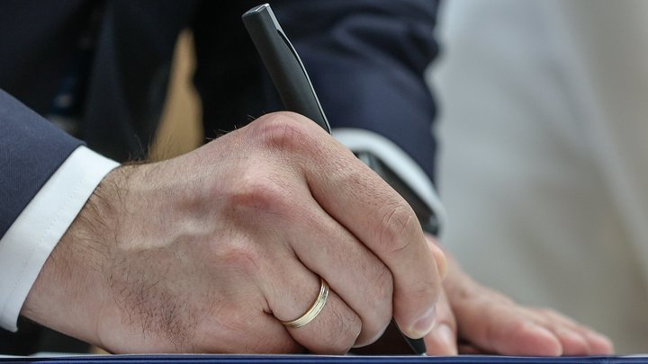 В Казахстане запустили сбор подписей против налога за брак с иностранцем