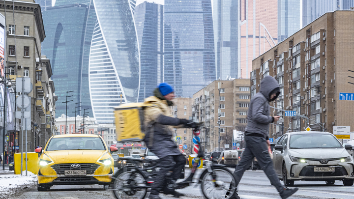 На юге Москвы курьер на велосипеде пострадал в ДТП