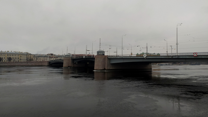 Мужчина ушел под лед около Володарского моста