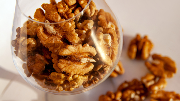 Съел колбаски с орехами и впал в кому: Ошибка британца ценой в жизнь