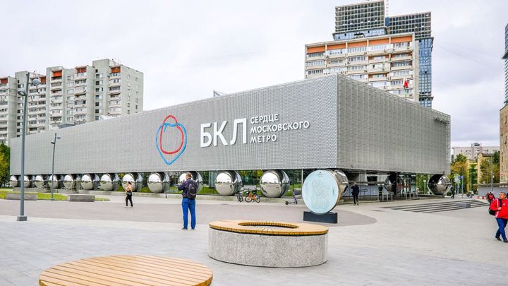 Собянин: Продолжим обустраивать территорию для пешеходов у станций метро и МЦД