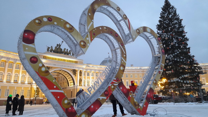 На Двоцовую площадь Петербурга вернули символ дружбы между Мариуполем и Северной столицей