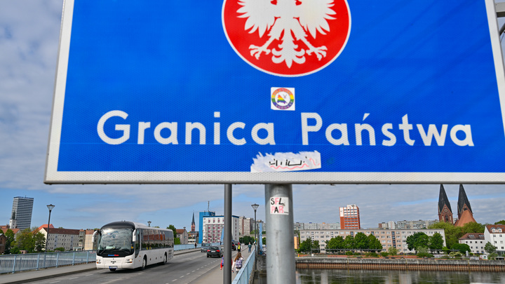 Мигранты забросали петардами польскую погранстражу на границе с Белоруссией