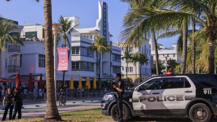 В США пожилую учительницу арестовали за показ интимных фото школьникам