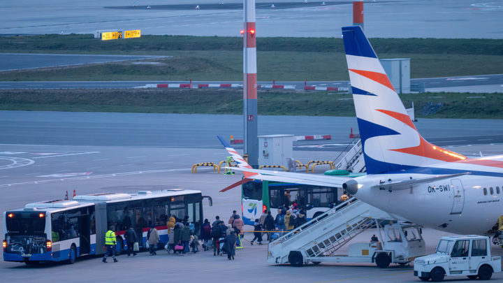 Поплыл даже гигантский авиалайнер: Очевидцы показали последствия шторма в Дубае