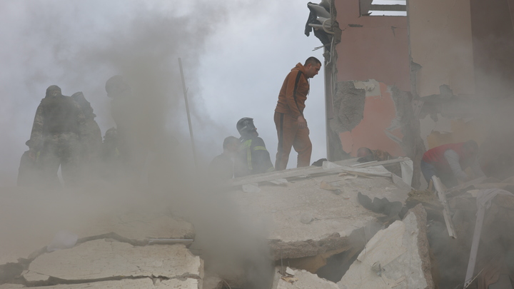 Опубликованы кадры разрушенного в результате атаки ВСУ подъезда в Луганске