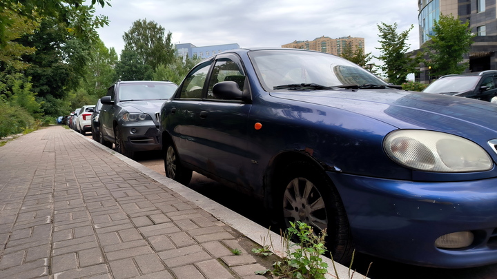 В Москве приезжий разбил шесть машин оторванным шлагбаумом