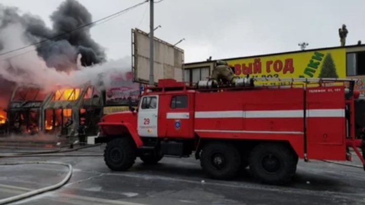 Назван ущерб предпринимателей от пожара с фейерверком на рынке Классик в Ростове
