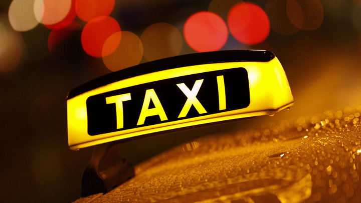 Таксист Uber протаранил ограждение коммунальной ямы и сбежал с места аварии