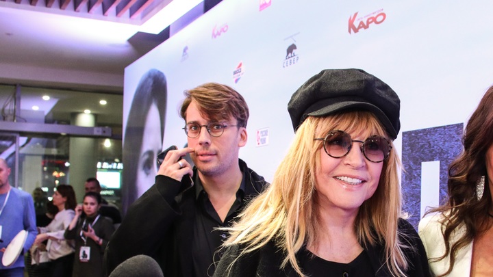 Аллу Пугачёву застали прогуливающейся в шортах по Кипру