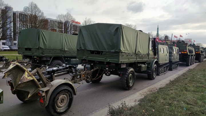 Белорусов попросили не пугаться военной техники на дорогах республики