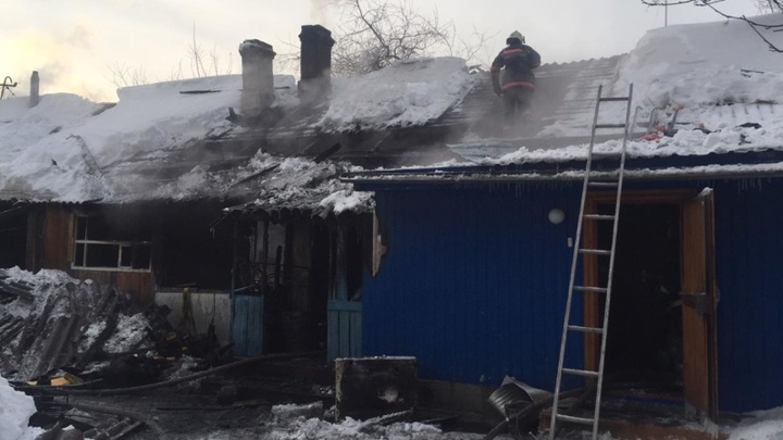 В Новосибирске при пожаре в деревянном доме погибли женщина и трое детей