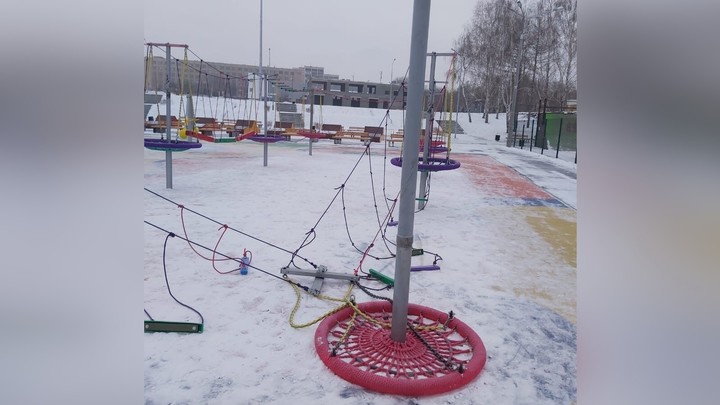 В Магнитогорске вандалы разнесли городок и засветились на всех камерах