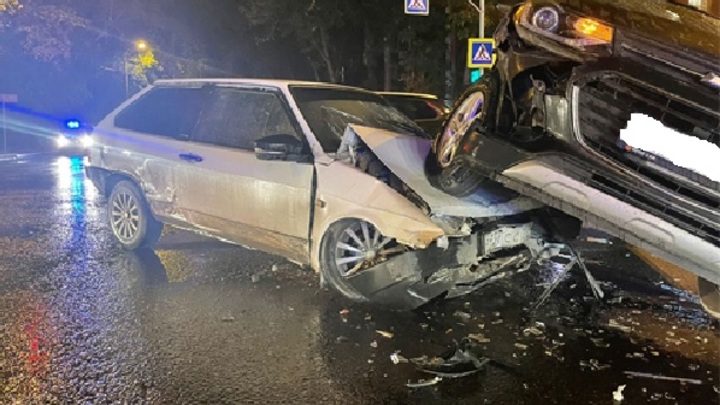 В Самаре Chevrolet залетела на капот ВАЗа. Пострадала девушка