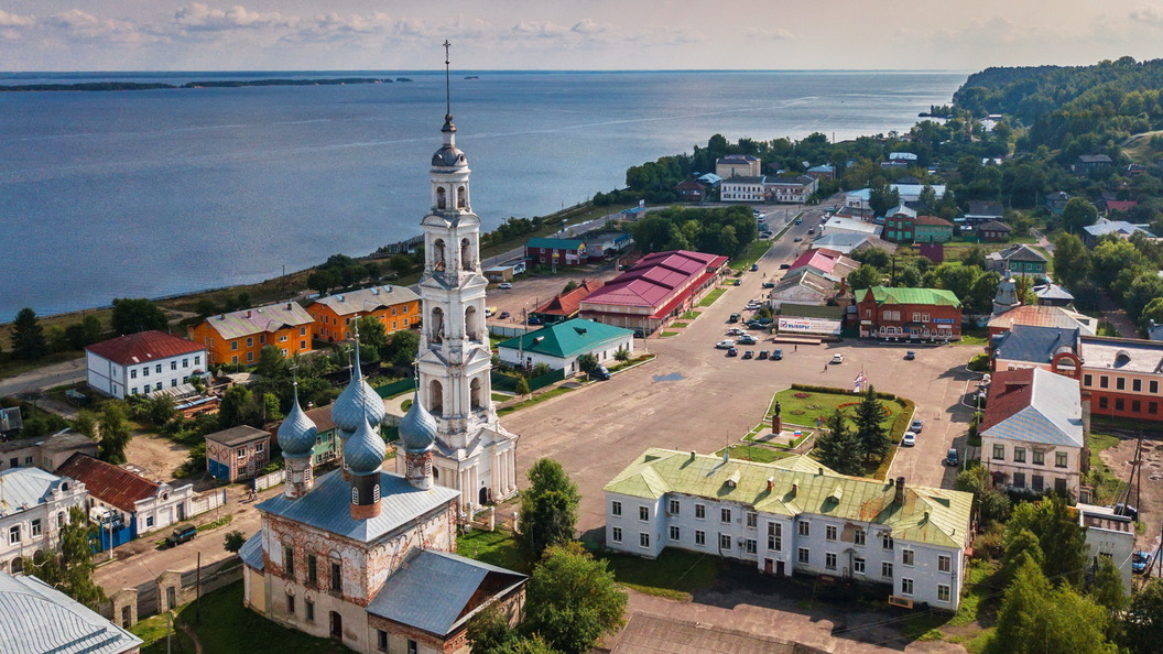 Улица города с колокольней