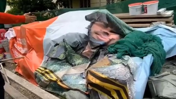 Накрыли мусор баннером с героем СВО: Жители Новосибирска требуют наказать виновных