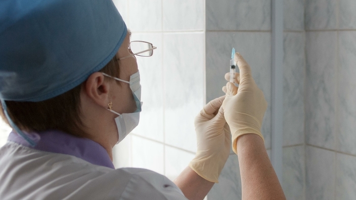 Бесплатную прививку от клещей детям поставят летом