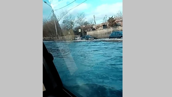 В Ростове из-за порыва водовода образовалось озеро
