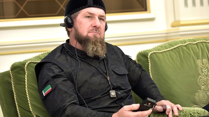 Кадыров показал кадры с украинскими военнопленными: Встал, грохоты, взрывы