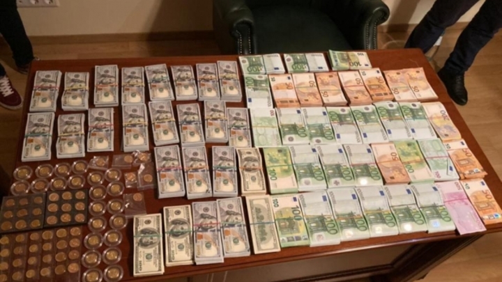 Обыски, 4 млн валюты и «липовые» справки: руководство медсанчасти МВД «попалось» на взятках