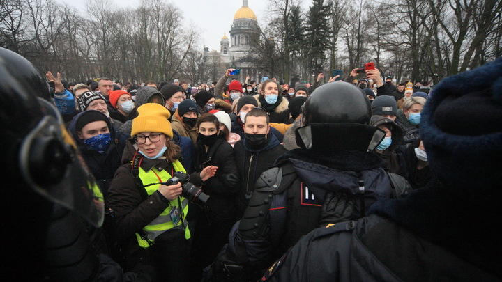 Петербуржцев предупредили о росте заболеваемости коронавирусом при участии в массовых акциях