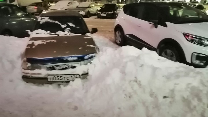Горожане негодуют и жалуются на неубранный тротуар в центре Челябинска