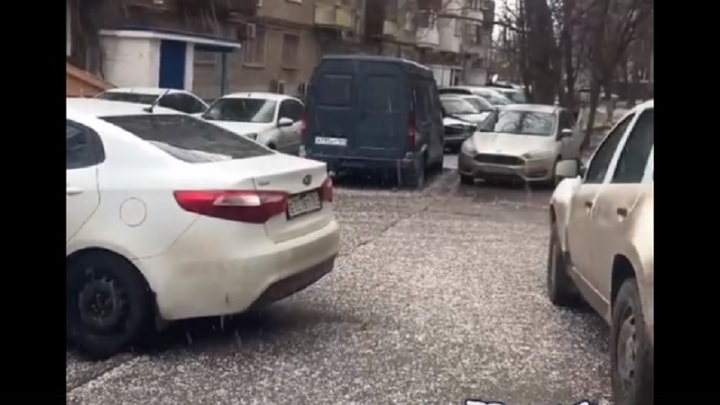 Погода в Ростове-на-Дону обманула синоптиков: На город обрушился град [видео]