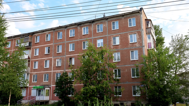В Магнитогорске 15-летняя девочка погибла, упав с крыши дома