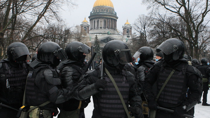 В Петербурге полиция нашла наркотики у участника протестной акции. Он мог ими угощать митингующих
