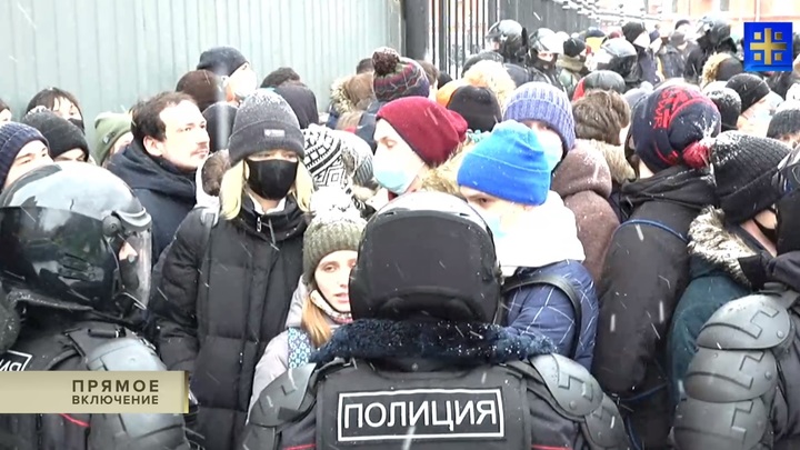 Толпа едва не затоптала мать с ребёнком в Москве: От безумных навальнят семью спасал очевидец