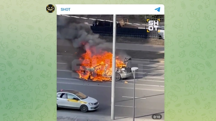 Tesla сгорела в Москве во время движения и попала на видео