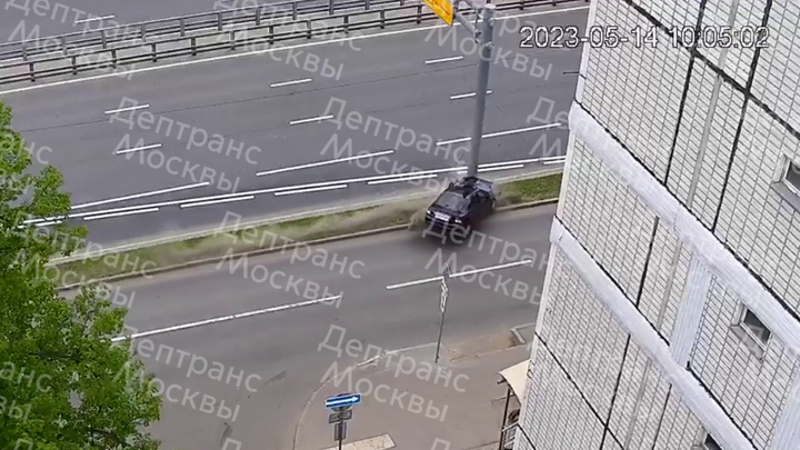 СМИ: врезавшийся на Щелковском шоссе в столб водитель погиб