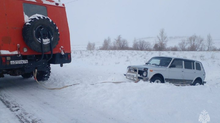 Трое детей и 13 автомобилей попали в снежный плен на Южном Урале