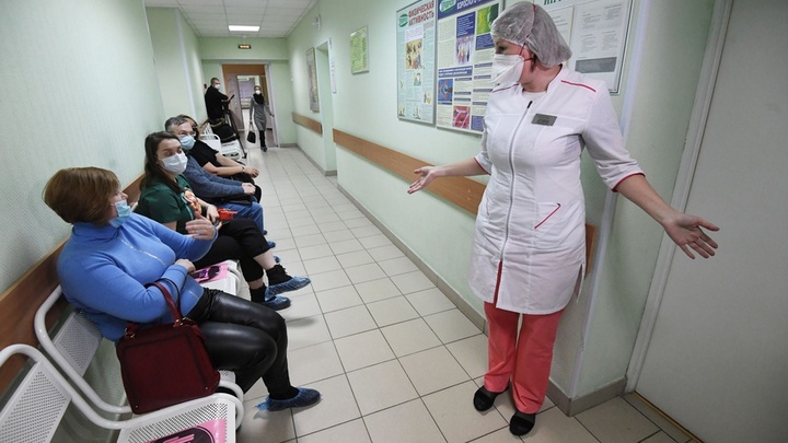 «Принимайте правильные решения»: глава Ленобласти поручил поменять главврачей в COVID-больницах