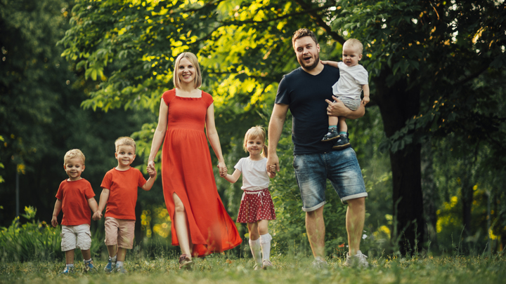 Пронько: Многодетным мамам пора платить заработную плату